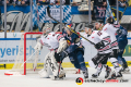 Hannibal Weitzmann (Torwart, Koelner Haie), Lucas Dumont (Koelner Haie) und Colin Ugbekile (Koelner Haie) verteidigen gegen Bastian Eckl (EHC Red Bull Muenchen) und Trevor Parkes (EHC Red Bull Muenchen) in der Hauptrundenbegegnung der Deutschen Eishockey Liga zwischen dem EHC Red Bull München und den Kölner Haien am 25.10.2019.