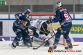 Mads Christensen (EHC Red Bull Muenchen) und Bastian Eckl (EHC Red Bull Muenchen) verteidigen gegen Dominik Tiffels (Koelner Haie) in der Hauptrundenbegegnung der Deutschen Eishockey Liga zwischen dem EHC Red Bull München und den Kölner Haien am 25.10.2019.