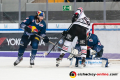 Konrad Abeltshauser (EHC Red Bull Muenchen) und Kevin Reich (Torwart, EHC Red Bull Muenchen) verteidigen gegen Alexander Oblinger (Koelner Haie) in der Hauptrundenbegegnung der Deutschen Eishockey Liga zwischen dem EHC Red Bull München und den Kölner Haien am 25.10.2019.