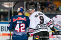 Yasin Ehliz (EHC Red Bull Muenchen) im Gespräch mit Marcel Mueller (Koelner Haie) vor Drittelbeginn in der Hauptrundenbegegnung der Deutschen Eishockey Liga zwischen dem EHC Red Bull München und den Kölner Haien am 25.10.2019.