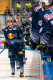 Mark Voakes (EHC Red Bull Muenchen) klatscht nach sienem 1:0-Treffer mit der Bank ab in der Hauptrundenbegegnung der Deutschen Eishockey Liga zwischen dem EHC Red Bull München und den Kölner Haien am 25.10.2019.