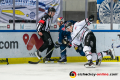 Hauptschiedsrichter Benjamin Hoppe als Hindernis beim Kampf um den Puck zwischen Andrew Bodnarchuk (EHC Red Bull Muenchen) und Alexander Oblinger (Koelner Haie) in der Hauptrundenbegegnung der Deutschen Eishockey Liga zwischen dem EHC Red Bull München und den Kölner Haien am 25.10.2019.
