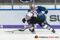 Zweikampf zwischen Andrew Bodnarchuk (EHC Red Bull Muenchen) und Colin Ugbekile (Koelner Haie) in der Hauptrundenbegegnung der Deutschen Eishockey Liga zwischen dem EHC Red Bull München und den Kölner Haien am 25.10.2019.