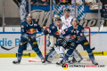 Daryl Boyle (EHC Red Bull Muenchen), Kevin Reich (Torwart, EHC Red Bull Muenchen) und Patrick Hager (EHC Red Bull Muenchen) verteidigen gegen Zach Sill (Koelner Haie) und Marcel Mueller (Koelner Haie) in der Hauptrundenbegegnung der Deutschen Eishockey Liga zwischen dem EHC Red Bull München und den Kölner Haien am 25.10.2019.