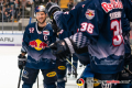 Abklatschen nach dem 3:0: Patrick Hager (EHC Red Bull Muenchen) in der Hauptrundenbegegnung der Deutschen Eishockey Liga zwischen dem EHC Red Bull München und den Kölner Haien am 25.10.2019.