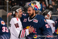 Shakehands zwischen Jon Matsumoto (Koelner Haie) und Kevin Reich (Torwart, EHC Red Bull Muenchen) nach der Hauptrundenbegegnung der Deutschen Eishockey Liga zwischen dem EHC Red Bull München und den Kölner Haien am 25.10.2019.