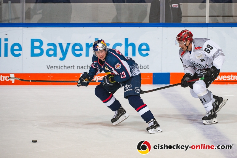 Michael Wolf (EHC Red Bull Muenchen) verfolgt von Colby Genoway (Koelner Haie) in der Hauptrundenbegegnung der Deutschen Eishockey Liga zwischen dem EHC Red Bull München und den Kölner Haien am 30.09.2018.