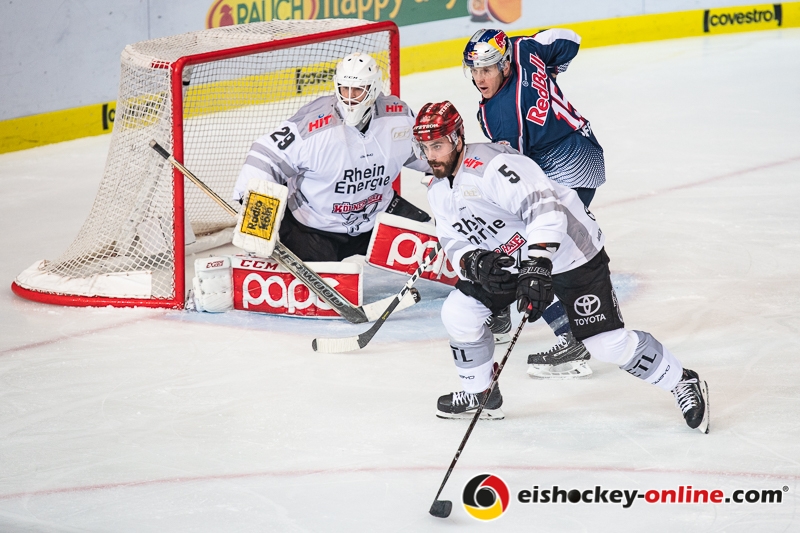 Gustaf Wesslau (Torwart, Koelner Haie) und Morgan Ellis (Koelner Haie) verteidigen gegen Jason Jaffray (EHC Red Bull Muenchen) in der Hauptrundenbegegnung der Deutschen Eishockey Liga zwischen dem EHC Red Bull München und den Kölner Haien am 30.09.2018.