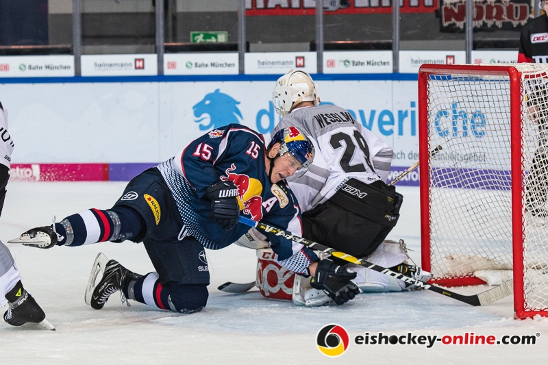 Jason Jaffray (EHC Red Bull Muenchen) und Gustaf Wesslau (Torwart, Koelner Haie) in der Hauptrundenbegegnung der Deutschen Eishockey Liga zwischen dem EHC Red Bull München und den Kölner Haien am 30.09.2018.