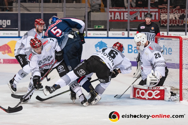 Keith Aulie (EHC Red Bull Muenchen) gegen zuviele Kölner vor dem Tor von Gustaf Wesslau (Torwart, Koelner Haie) in der Hauptrundenbegegnung der Deutschen Eishockey Liga zwischen dem EHC Red Bull München und den Kölner Haien am 30.09.2018.