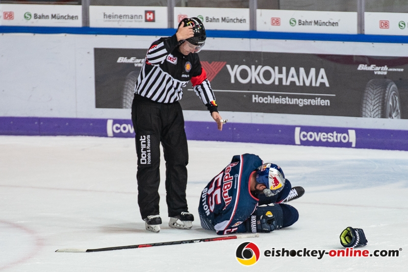 Ryan Button (EHC Red Bull Muenchen) musste im letzten Drittel verletzungsbedingt passen in der Hauptrundenbegegnung der Deutschen Eishockey Liga zwischen dem EHC Red Bull München und den Kölner Haien am 30.09.2018.