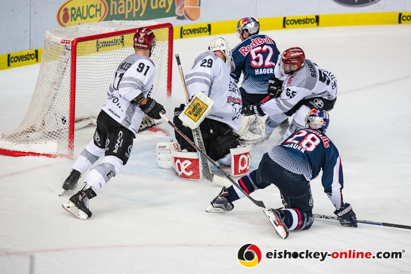 Patrick Hager (EHC Red Bull Muenchen) erzielt zusammen mit Frank Mauer (EHC Red Bull Muenchen) den Overtime-Siegtreffer gegen Gustaf Wesslau (Torwart, Koelner Haie) in der Hauptrundenbegegnung der Deutschen Eishockey Liga zwischen dem EHC Red Bull München und den Kölner Haien am 30.09.2018.