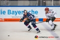 Michael Wolf (EHC Red Bull Muenchen) verfolgt von Colby Genoway (Koelner Haie) in der Hauptrundenbegegnung der Deutschen Eishockey Liga zwischen dem EHC Red Bull München und den Kölner Haien am 30.09.2018.