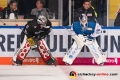 Die beiden Backup-Goalies Hannibal Weitzmann (Torwart, Koelner Haie) und Kevin Reich (Torwart, EHC Red Bull Muenchen) beim Warmup vor der Hauptrundenbegegnung der Deutschen Eishockey Liga zwischen dem EHC Red Bull München und den Kölner Haien am 30.09.2018.