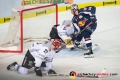 Trevor Parkes (EHC Red Bull Muenchen) gegen Gustaf Wesslau (Torwart, Koelner Haie) und Pascal Zerressen (Koelner Haie) in der Hauptrundenbegegnung der Deutschen Eishockey Liga zwischen dem EHC Red Bull München und den Kölner Haien am 30.09.2018.
