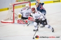 Gustaf Wesslau (Torwart, Koelner Haie) und Morgan Ellis (Koelner Haie) verteidigen gegen Jason Jaffray (EHC Red Bull Muenchen) in der Hauptrundenbegegnung der Deutschen Eishockey Liga zwischen dem EHC Red Bull München und den Kölner Haien am 30.09.2018.