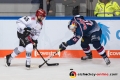 Zweikampf zwischen Felix Schuetz (Koelner Haie) und Jason Jaffray (EHC Red Bull Muenchen) in der Hauptrundenbegegnung der Deutschen Eishockey Liga zwischen dem EHC Red Bull München und den Kölner Haien am 30.09.2018.