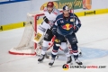 Trevor Parkes (EHC Red Bull Muenchen) vor Pascal Zerressen (Koelner Haie) in der Hauptrundenbegegnung der Deutschen Eishockey Liga zwischen dem EHC Red Bull München und den Kölner Haien am 30.09.2018.