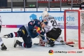 Jason Jaffray (EHC Red Bull Muenchen) und Gustaf Wesslau (Torwart, Koelner Haie) in der Hauptrundenbegegnung der Deutschen Eishockey Liga zwischen dem EHC Red Bull München und den Kölner Haien am 30.09.2018.