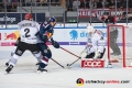 Corey Potter (Koelner Haie) hindert Mads Christensen (EHC Red Bull Muenchen) am erfolgreichen Abschluss gegen Gustaf Wesslau (Torwart, Koelner Haie) in der Hauptrundenbegegnung der Deutschen Eishockey Liga zwischen dem EHC Red Bull München und den Kölner Haien am 30.09.2018.