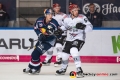 Frank Mauer (EHC Red Bull Muenchen) und Colby Genoway (Koelner Haie) in der Hauptrundenbegegnung der Deutschen Eishockey Liga zwischen dem EHC Red Bull München und den Kölner Haien am 30.09.2018.