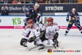 Moritz Mueller (Koelner Haie), Konrad Abeltshauser (EHC Red Bull Muenchen) und Jason Akeson (Koelner Haie) in der Hauptrundenbegegnung der Deutschen Eishockey Liga zwischen dem EHC Red Bull Muenchen und den Koelner Haien am 30.09.2018.Foto: Heike Feiner/Eibner Pressefoto