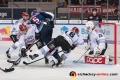 Keith Aulie (EHC Red Bull Muenchen) gegen zuviele Kölner vor dem Tor von Gustaf Wesslau (Torwart, Koelner Haie) in der Hauptrundenbegegnung der Deutschen Eishockey Liga zwischen dem EHC Red Bull München und den Kölner Haien am 30.09.2018.