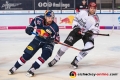 Maximilian Kastner (EHC Red Bull Muenchen) und Pascal Zerressen (Koelner Haie) in der Hauptrundenbegegnung der Deutschen Eishockey Liga zwischen dem EHC Red Bull München und den Kölner Haien am 30.09.2018.