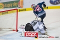 Derek Joslin (EHC Red Bull Muenchen) scheitert in der Overtime an Gustaf Wesslau (Torwart, Koelner Haie) in der Hauptrundenbegegnung der Deutschen Eishockey Liga zwischen dem EHC Red Bull München und den Kölner Haien am 30.09.2018.