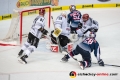 Patrick Hager (EHC Red Bull Muenchen) erzielt zusammen mit Frank Mauer (EHC Red Bull Muenchen) den Overtime-Siegtreffer gegen Gustaf Wesslau (Torwart, Koelner Haie) in der Hauptrundenbegegnung der Deutschen Eishockey Liga zwischen dem EHC Red Bull München und den Kölner Haien am 30.09.2018.