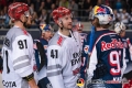 Moritz Mueller (Koelner Haie) und Steve Pinizzotto (Koelner Haie) beim Shakehands mit Maximilian Kastner (EHC Red Bull Muenchen) nach der Hauptrundenbegegnung der Deutschen Eishockey Liga zwischen dem EHC Red Bull München und den Kölner Haien am 30.09.2018.