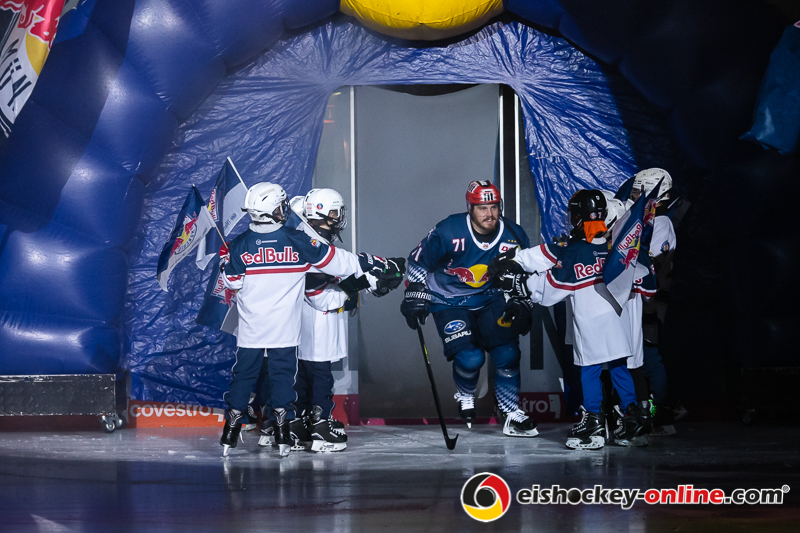 Chris Bourque (EHC Red Bull Muenchen) beim Einlauf zum Spiel Red Bull Muenchen gegen die Krefeld Pinguine am 20.10.2019.Foto: Heike Feiner/Eibner Pressefoto