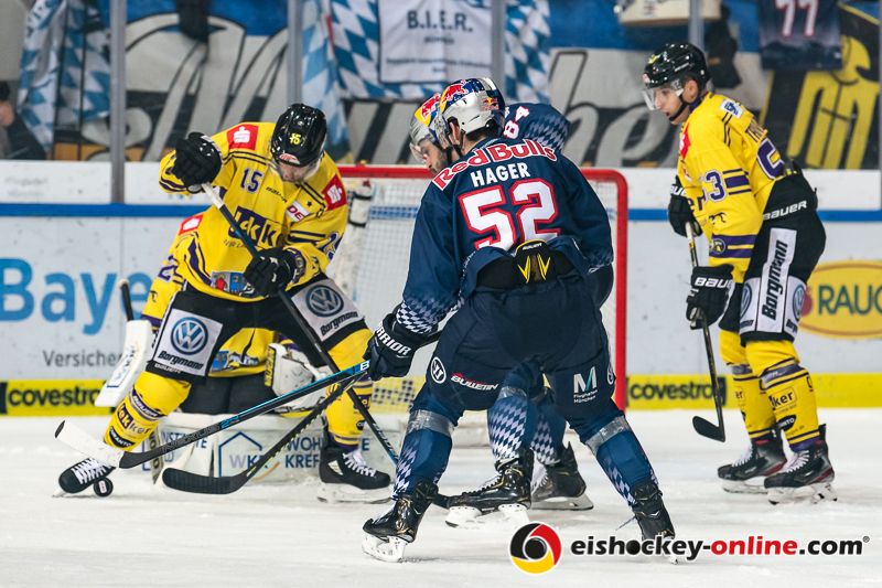 Jeremy Welsh (Krefeld Pinguine) und Alex Trivellato (Krefeld Pinguine) verteidigen gegen Patrick Hager (EHC Red Bull Muenchen) und Trevor Parkes (EHC Red Bull Muenchen) vor dem Tor von Dimitri Paetzold (Torwart, Krefeld Pinguine) im Spiel Red Bull Muenchen gegen die Krefeld Pinguine am 20.10.2019.Foto: Heike Feiner/Eibner Pressefoto