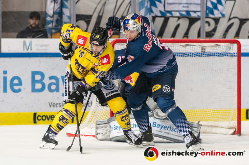 Keith Aulie (EHC Red Bull Muenchen) verteidigt vor dem Tor von Danny aus den Birken (Torwart, EHC Red Bull Muenchen) gegen Jeremy Welsh (Krefeld Pinguine) im Spiel Red Bull Muenchen gegen die Krefeld Pinguine am 20.10.2019.Foto: Heike Feiner/Eibner Pressefoto
