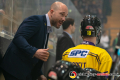 Coach Brandon Reid (Krefeld Pinguine) redet auf Kai Hospelt (Krefeld Pinguine) ein im Spiel Red Bull Muenchen gegen die Krefeld Pinguine am 20.10.2019.Foto: Heike Feiner/Eibner Pressefoto