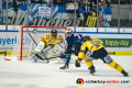 Laurin Braun (Krefeld Pinguine) hindert John Jason Peterka (EHC Red Bull Muenchen) am Torerfolg vor dem Gehaeuse von Dimitri Paetzold (Torwart, Krefeld Pinguine) im Spiel Red Bull Muenchen gegen die Krefeld Pinguine am 20.10.2019.Foto: Heike Feiner/Eibner Pressefoto