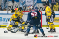 Jeremy Welsh (Krefeld Pinguine) und Alex Trivellato (Krefeld Pinguine) verteidigen gegen Patrick Hager (EHC Red Bull Muenchen) und Trevor Parkes (EHC Red Bull Muenchen) vor dem Tor von Dimitri Paetzold (Torwart, Krefeld Pinguine) im Spiel Red Bull Muenchen gegen die Krefeld Pinguine am 20.10.2019.Foto: Heike Feiner/Eibner Pressefoto
