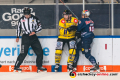 Linesman Joshua Roemer neben einem Zweikampf von Vinny Saponari (Krefeld Pinguine) gegen Dennis Lobach (EHC Red Bull Muenchen) im Spiel Red Bull Muenchen gegen die Krefeld Pinguine am 20.10.2019.Foto: Heike Feiner/Eibner Pressefoto