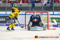 Jeremy Welsh (Krefeld Pinguine) vor dem Tor von Danny aus den Birken (Torwart, EHC Red Bull Muenchen) im Spiel Red Bull Muenchen gegen die Krefeld Pinguine am 20.10.2019.Foto: Heike Feiner/Eibner Pressefoto