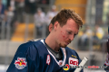 Blake Parlett (EHC Red Bull Muenchen) ist gezeichnet, nachdem er vom eigenen Mitspieler einen Puck abbekam im Spiel Red Bull Muenchen gegen die Krefeld Pinguine am 20.10.2019.Foto: Heike Feiner/Eibner Pressefoto