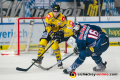 Konrad Abeltshauser (EHC Red Bull Muenchen) mit dem Schussversuch gegen Alex Trivellato (Krefeld Pinguine) im Spiel Red Bull Muenchen gegen die Krefeld Pinguine am 20.10.2019.Foto: Heike Feiner/Eibner Pressefoto