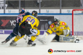 John Jason Peterka (EHC Red Bull Muenchen) verpasst gegen Philip Riefers (Krefeld Pinguine) und Dimitri Paetzold (Torwart, Krefeld Pinguine) im Spiel Red Bull Muenchen gegen die Krefeld Pinguine am 20.10.2019.Foto: Heike Feiner/Eibner Pressefoto