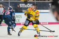 Patrick Hager (EHC Red Bull Muenchen) verliert seinen Schlaeger gegen Laurin Braun (Krefeld Pinguine) im Spiel Red Bull Muenchen gegen die Krefeld Pinguine am 20.10.2019.Foto: Heike Feiner/Eibner Pressefoto