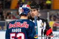 Kapitaen Patrick Hager (EHC Red Bull Muenchen) im Gespraech mit Hauptschiedsrichter Andreas Koch im Spiel Red Bull Muenchen gegen die Krefeld Pinguine am 20.10.2019.Foto: Heike Feiner/Eibner Pressefoto