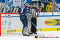 Danny aus den Birken (Torwart, EHC Red Bull Muenchen) im Gespraech mit Hauptschiedsrichter Stephan Bauer im Spiel Red Bull Muenchen gegen die Krefeld Pinguine am 20.10.2019.Foto: Heike Feiner/Eibner Pressefoto