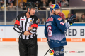 Hauptschiedsrichter Stephan Bauer und Yannic Seidenberg (EHC Red Bull Muenchen) im Spiel Red Bull Muenchen gegen die Krefeld Pinguine am 20.10.2019.Foto: Heike Feiner/Eibner Pressefoto