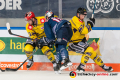 Kampf um den Puck zwischen Justin Schuetz (EHC Red Bull Muenchen) sowie Chad Costello (Krefeld Pinguine) und Jeremy Welsh (Krefeld Pinguine) im Spiel Red Bull Muenchen gegen die Krefeld Pinguine am 20.10.2019.Foto: Heike Feiner/Eibner Pressefoto