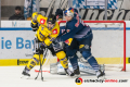 Keith Aulie (EHC Red Bull Muenchen) verteidigt vor dem Tor von Danny aus den Birken (Torwart, EHC Red Bull Muenchen) gegen Jeremy Welsh (Krefeld Pinguine) im Spiel Red Bull Muenchen gegen die Krefeld Pinguine am 20.10.2019.Foto: Heike Feiner/Eibner Pressefoto