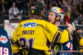 Shakehands zwischen Torsten Ankert (Krefeld Pinguine) und Mark Voakes (EHC Red Bull Muenchen) nach dem Spiel Red Bull Muenchen gegen die Krefeld Pinguine am 20.10.2019.Foto: Heike Feiner/Eibner Pressefoto