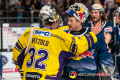 Shakehands zwischen Dimitri Paetzold (Torwart, Krefeld Pinguine) und Danny aus den Birken (Torwart, EHC Red Bull Muenchen) nach dem Spiel Red Bull Muenchen gegen die Krefeld Pinguine am 20.10.2019.Foto: Heike Feiner/Eibner Pressefoto